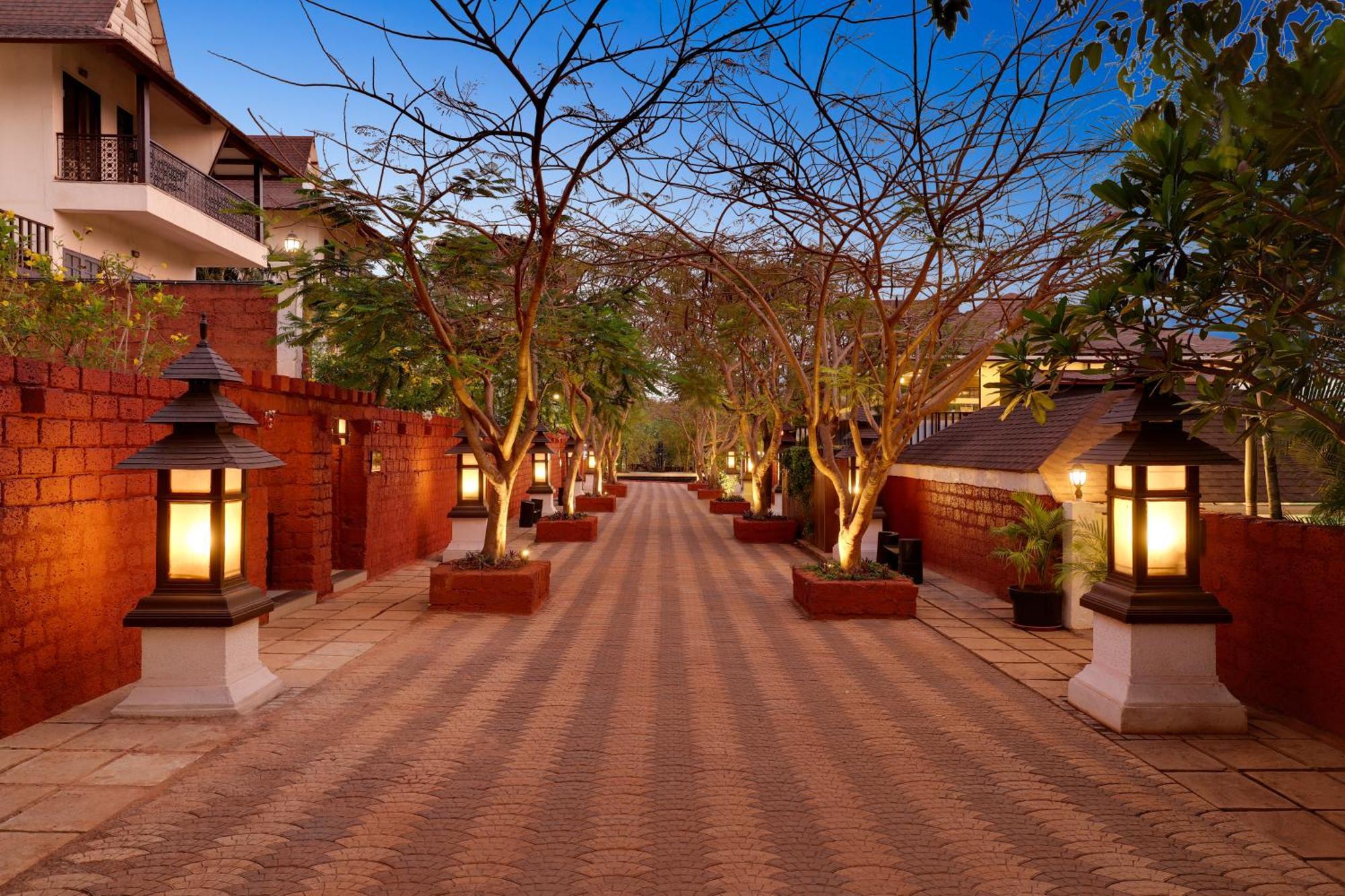 Lemon Tree Hotel, Dapoli Exterior photo