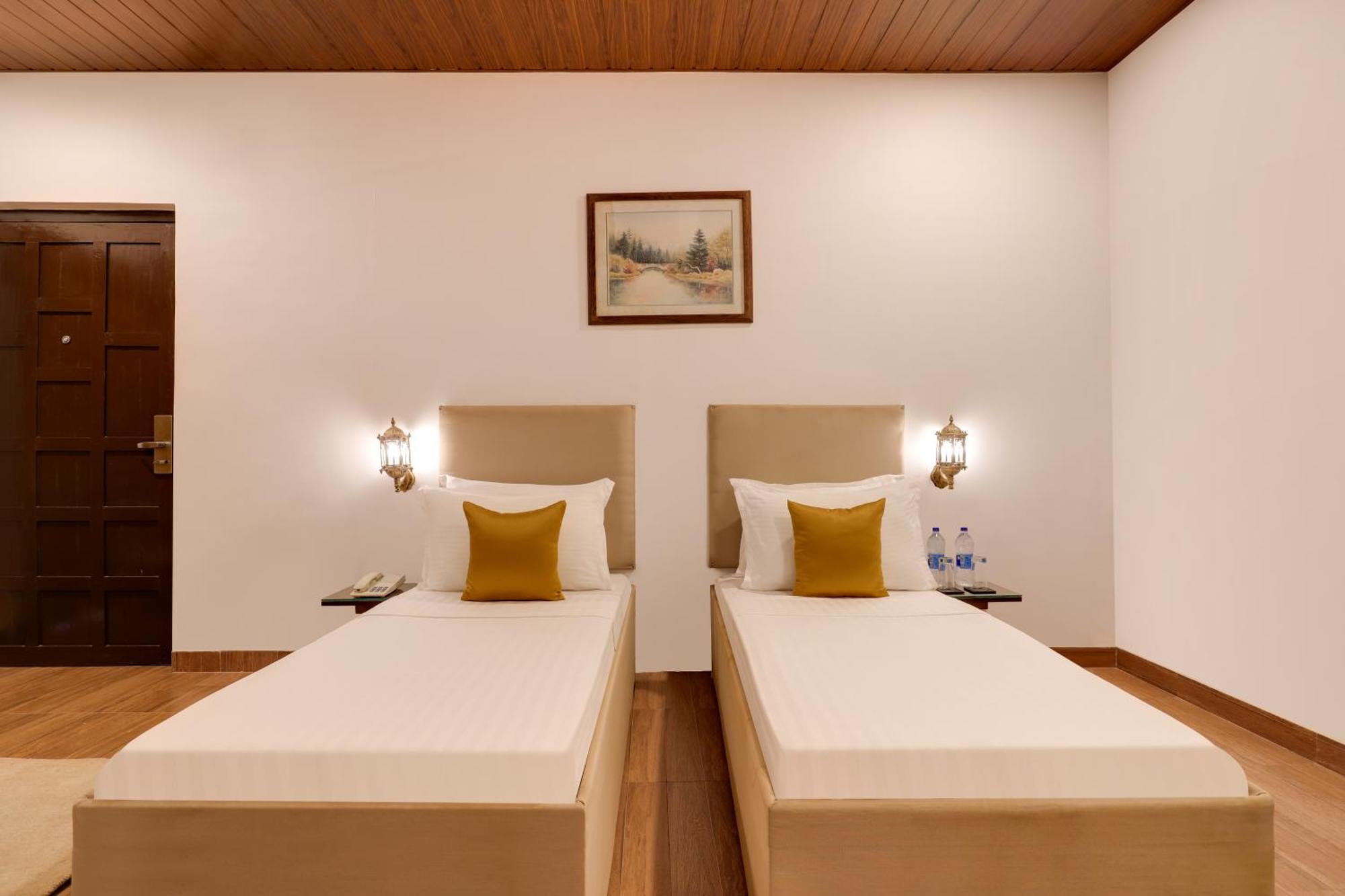 Lemon Tree Hotel, Dapoli Exterior photo
